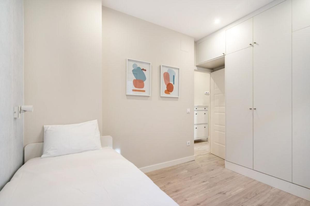 Modern, Brand-new For 4 In Letras - Huertas Apartamento