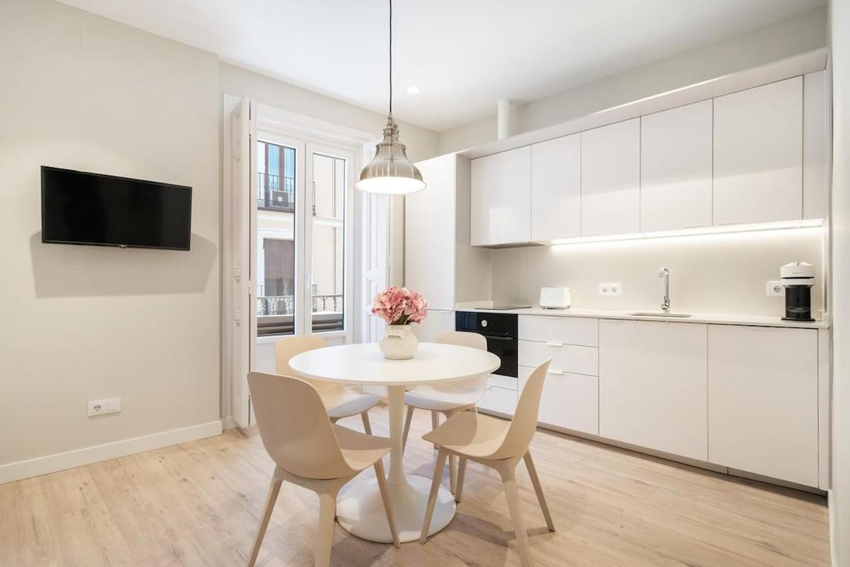 Modern, Brand-new For 4 In Letras - Huertas Apartamento Madrid
