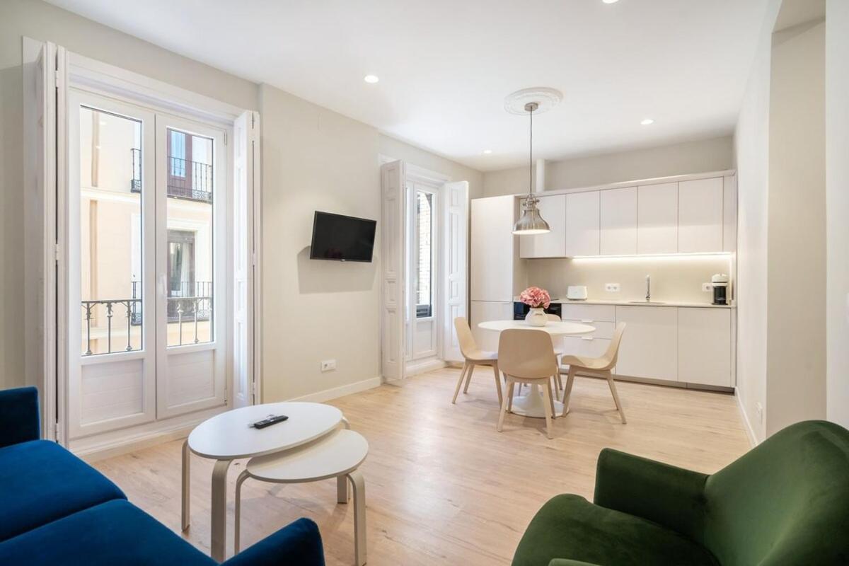 Modern, Brand-new For 4 In Letras - Huertas Apartamento