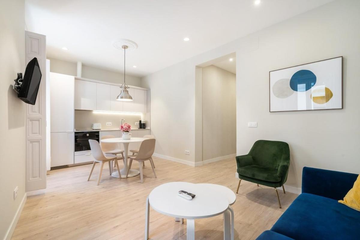 Modern, Brand-new For 4 In Letras - Huertas Apartamento Madrid